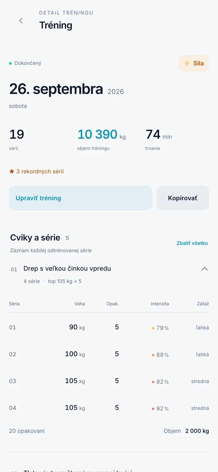 Detail dokončeného tréningu v KilCo — počet sérií, objem a trvanie, rekordy a rozpis sérií predného drepu